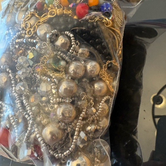 1KG Mixed Untested Jewelry Bag with Red and Silver Accents. LOT 15 - Picture 5 of 8